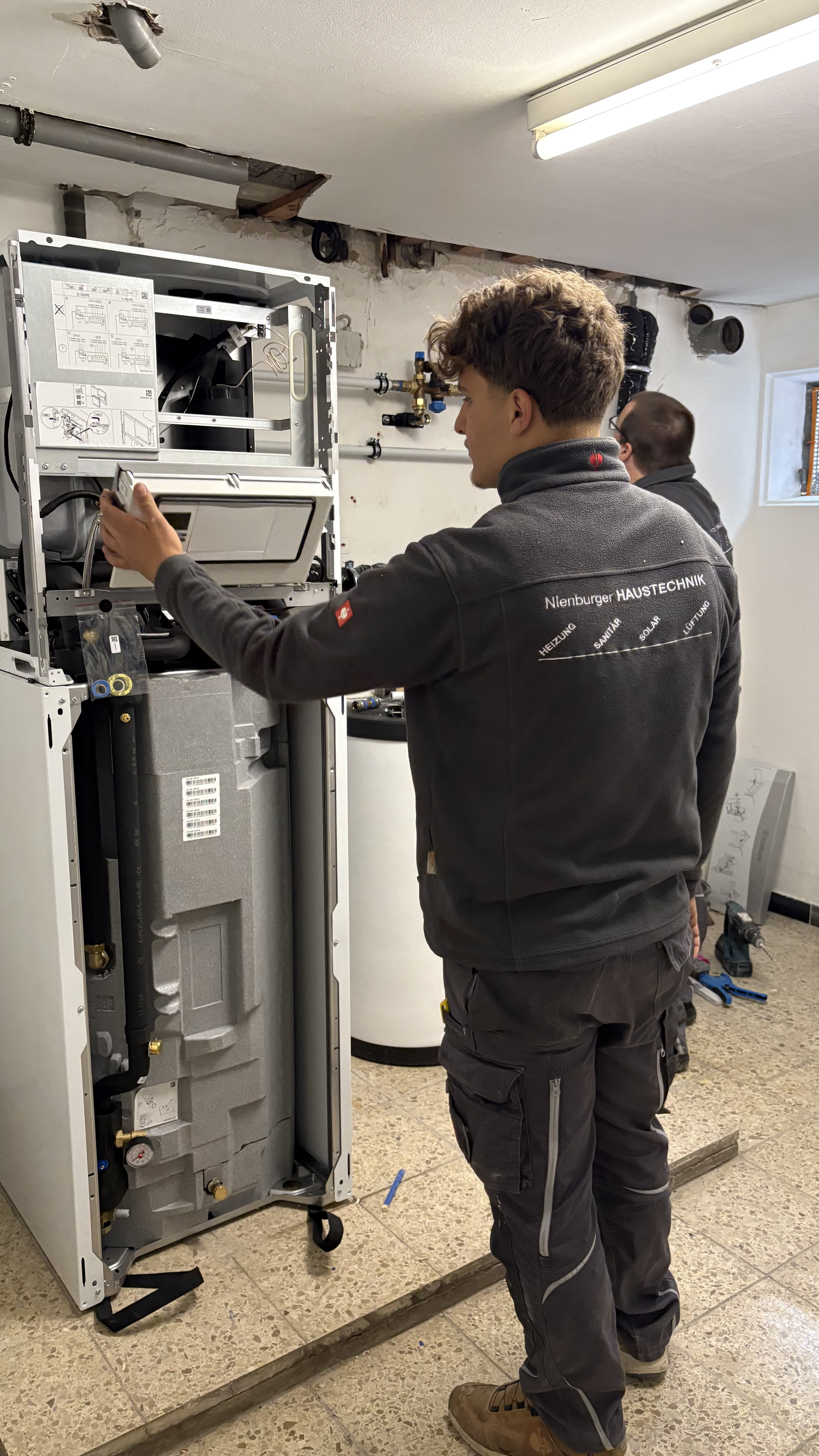 SHK-Fachkraft bei der Arbeit